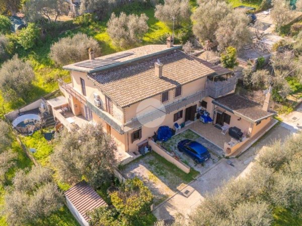 casa indipendente in vendita a Guidonia Montecelio in zona Colleverde