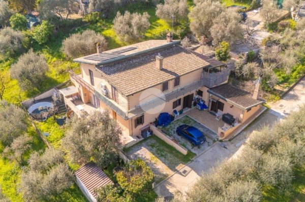 casa indipendente in vendita a Guidonia Montecelio in zona Colleverde