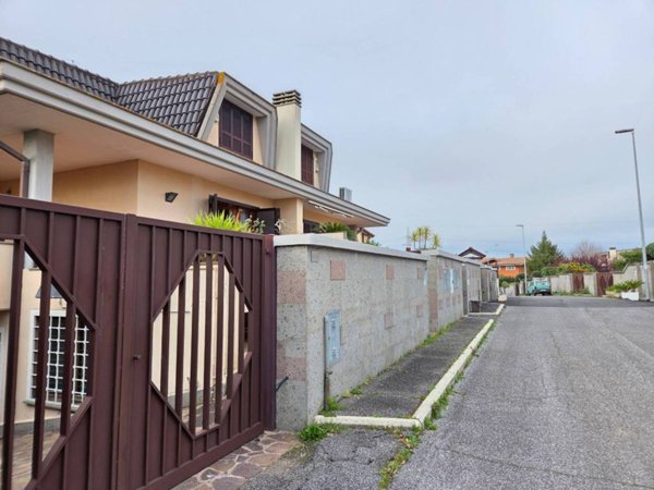 casa indipendente in vendita a Guidonia Montecelio in zona Guidonia