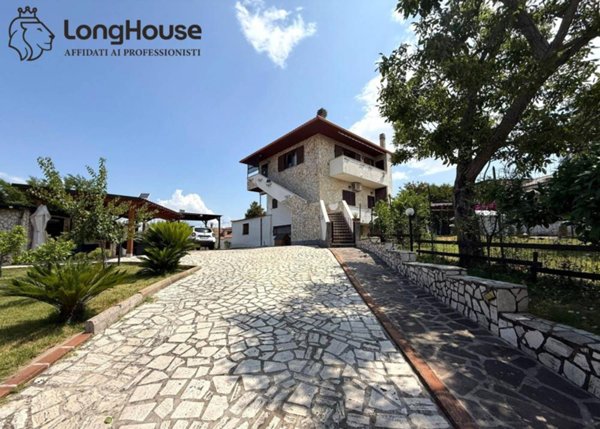 casa indipendente in vendita a Guidonia Montecelio in zona Marco Simone