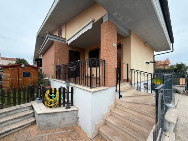 casa indipendente in vendita a Guidonia Montecelio in zona Setteville