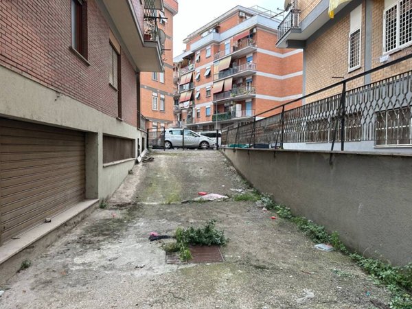 locale commerciale in vendita a Guidonia Montecelio in zona Villanova