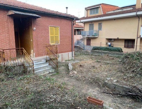 casa indipendente in vendita a Guidonia Montecelio in zona Guidonia
