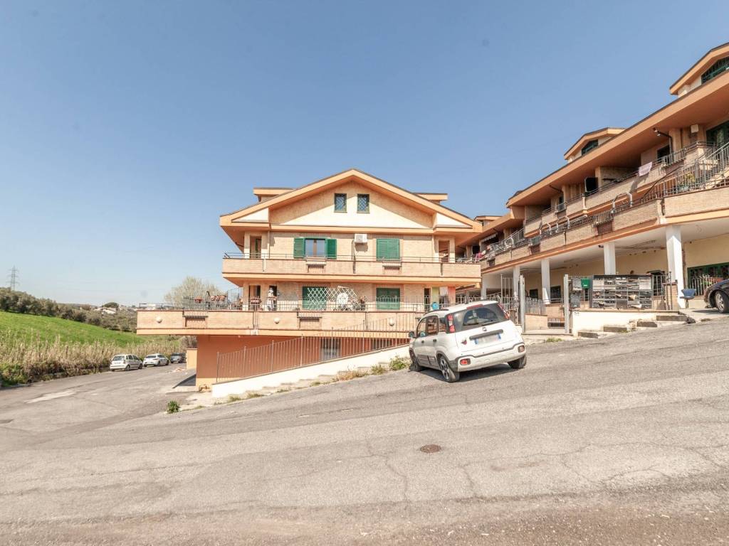appartamento in vendita a Guidonia Montecelio in zona Pichini