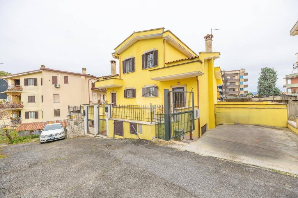 casa indipendente in vendita a Guidonia Montecelio in zona Guidonia