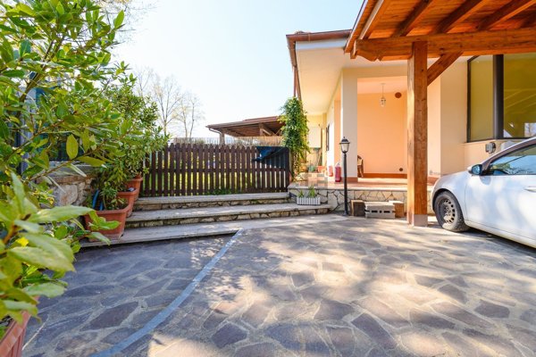 casa indipendente in vendita a Guidonia Montecelio in zona Montecelio