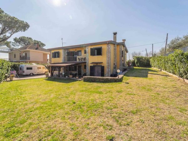 casa indipendente in vendita a Guidonia Montecelio in zona Guidonia