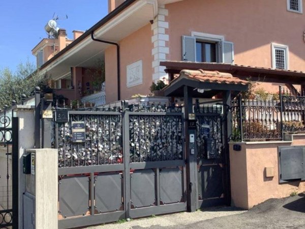 casa indipendente in vendita a Guidonia Montecelio in zona Setteville