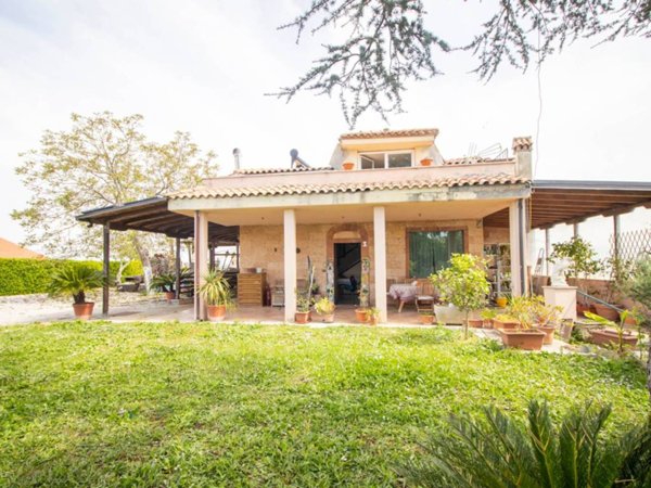 casa indipendente in vendita a Guidonia Montecelio in zona Marco Simone