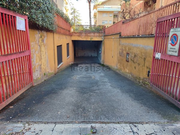 locale di sgombero in vendita a Guidonia Montecelio in zona Guidonia