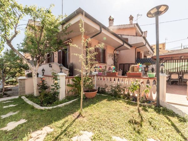 casa indipendente in vendita a Guidonia Montecelio in zona Setteville