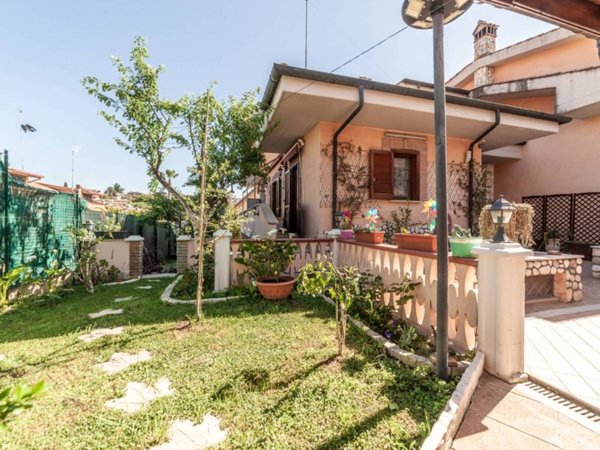 casa indipendente in vendita a Guidonia Montecelio in zona Setteville