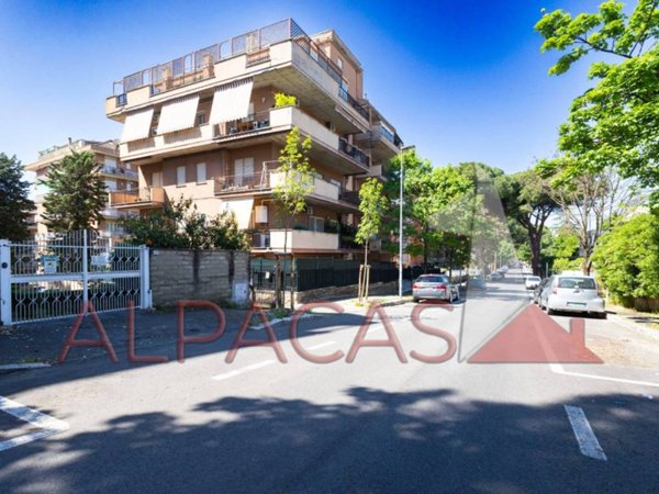 locale commerciale in vendita a Guidonia Montecelio in zona Colleverde