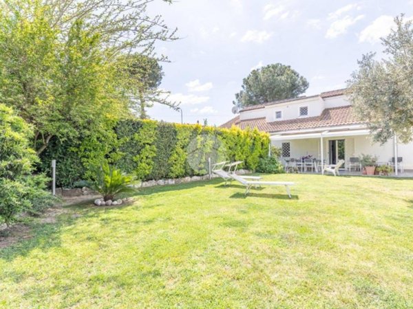 casa indipendente in vendita a Guidonia Montecelio in zona Colleverde