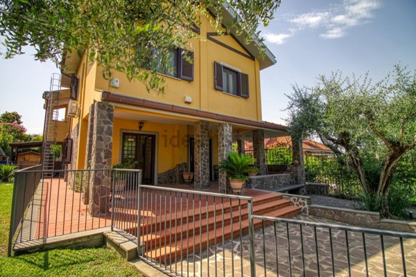 casa indipendente in vendita a Guidonia Montecelio in zona Guidonia