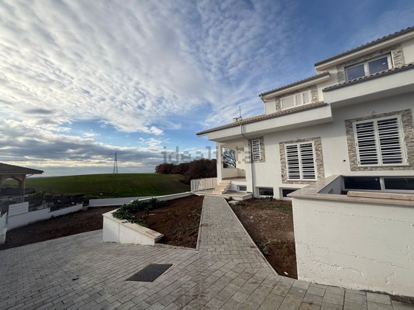 casa indipendente in vendita a Guidonia Montecelio in zona Marco Simone