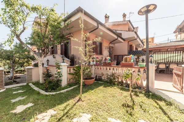 casa indipendente in vendita a Guidonia Montecelio in zona Setteville