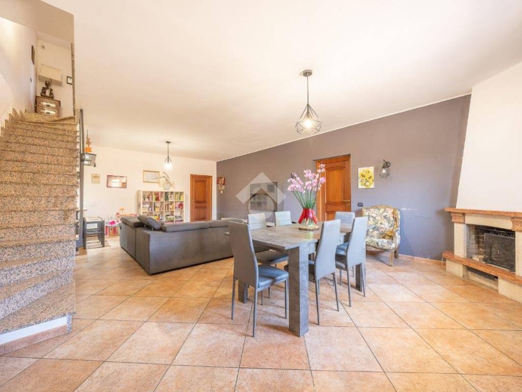 casa indipendente in vendita a Guidonia Montecelio in zona Setteville
