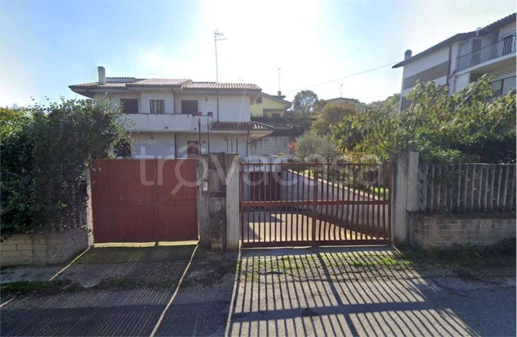 casa indipendente in vendita a Guidonia Montecelio in zona Pichini