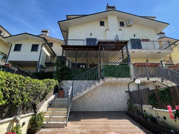 casa indipendente in vendita a Guidonia Montecelio in zona Marco Simone
