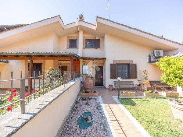 casa indipendente in vendita a Guidonia Montecelio in zona Pichini