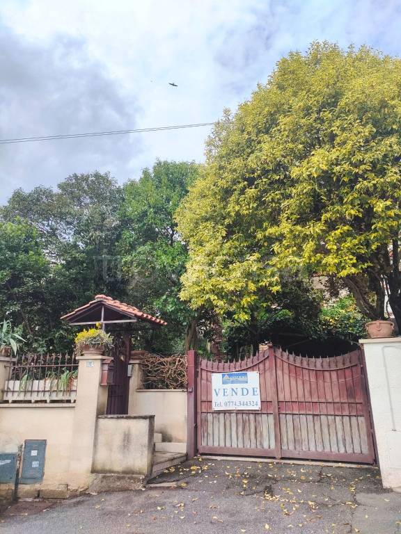 casa indipendente in vendita a Guidonia Montecelio in zona Guidonia