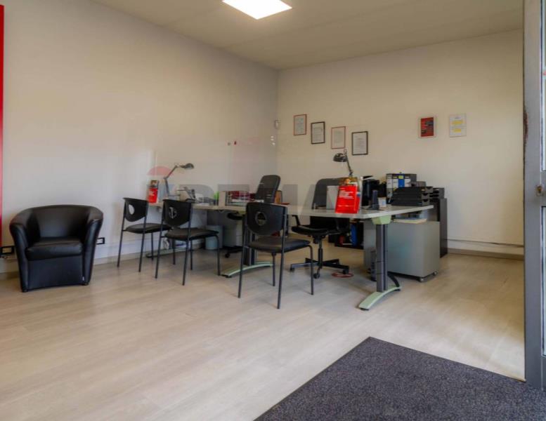 locale commerciale in vendita a Guidonia Montecelio in zona Guidonia
