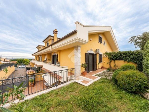 casa indipendente in vendita a Guidonia Montecelio in zona Setteville