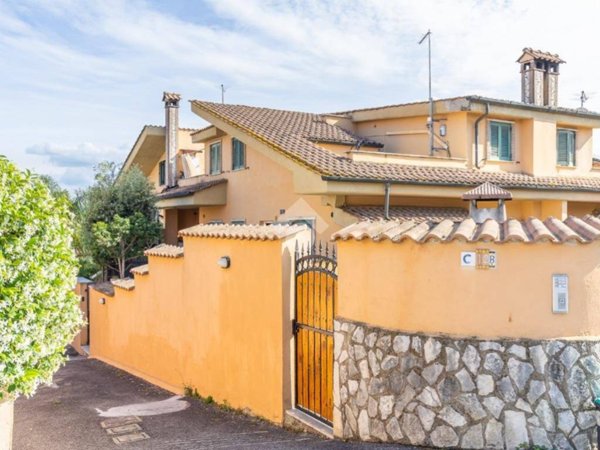 casa indipendente in vendita a Guidonia Montecelio in zona Setteville