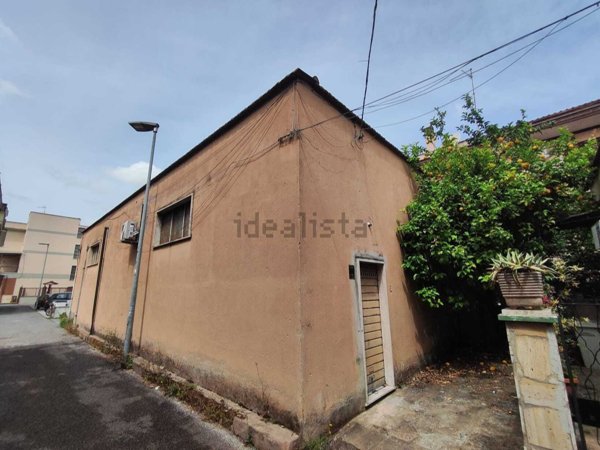 locale commerciale in vendita a Guidonia Montecelio in zona La Botte