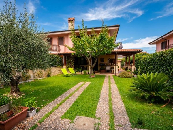 casa indipendente in vendita a Guidonia Montecelio in zona Marco Simone