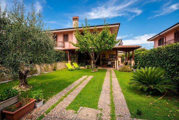 casa indipendente in vendita a Guidonia Montecelio in zona Marco Simone