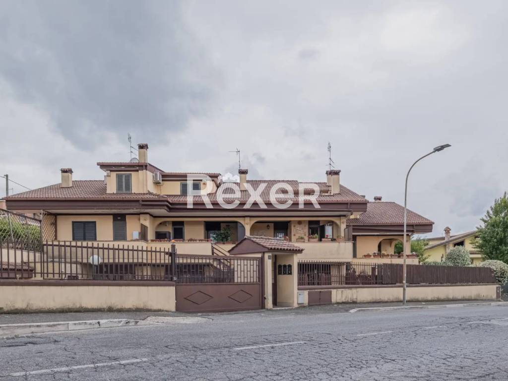 casa indipendente in vendita a Guidonia Montecelio in zona Setteville