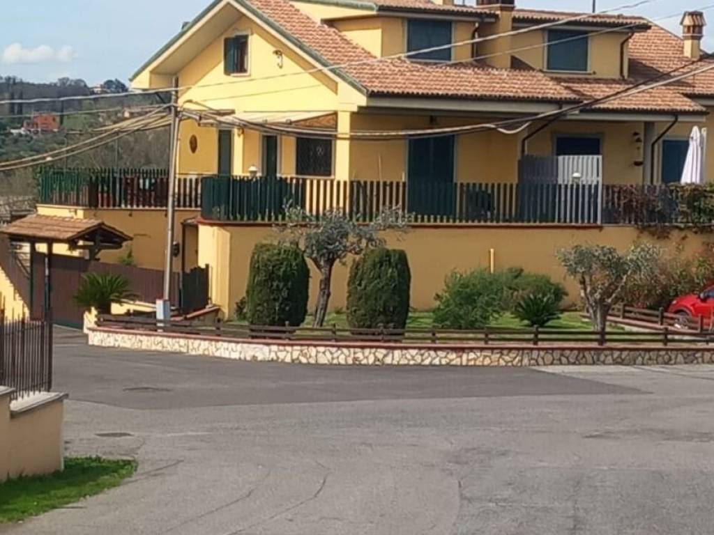 casa indipendente in vendita a Guidonia Montecelio in zona Pichini