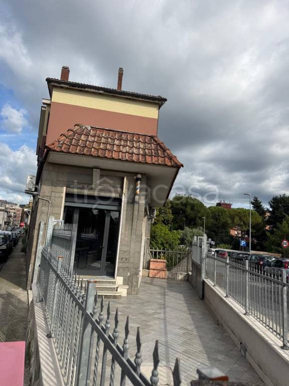 negozio in vendita a Guidonia Montecelio in zona La Botte