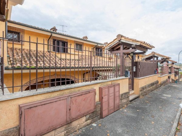 casa indipendente in vendita a Guidonia Montecelio in zona Pichini