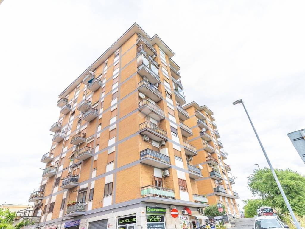 negozio in vendita a Guidonia Montecelio in zona Setteville