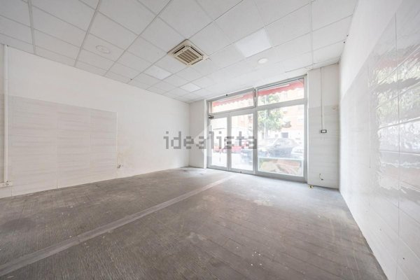 negozio in vendita a Guidonia Montecelio in zona Setteville