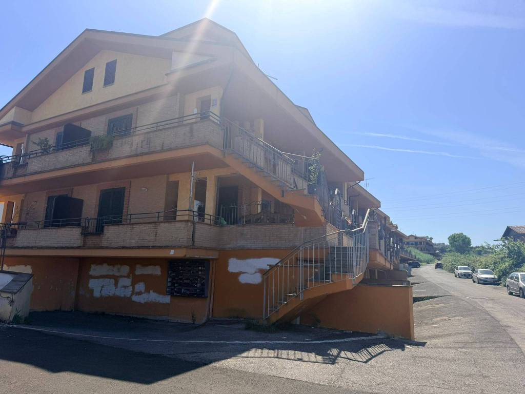 intera palazzina in vendita a Guidonia Montecelio in zona Pichini