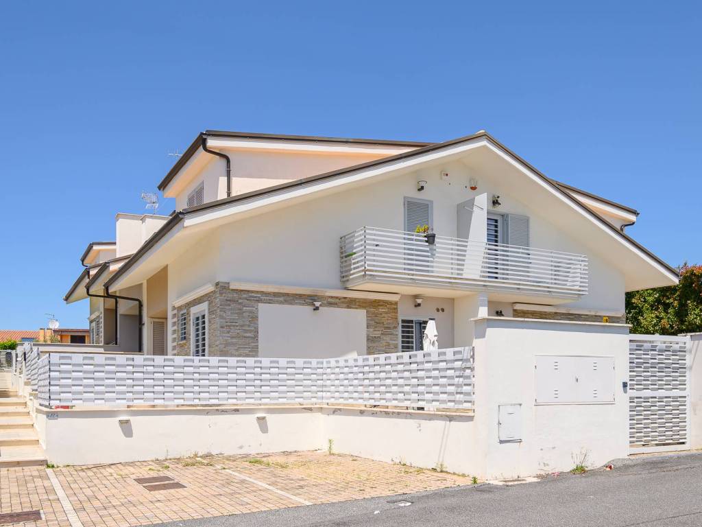 casa indipendente in vendita a Guidonia Montecelio in zona Setteville