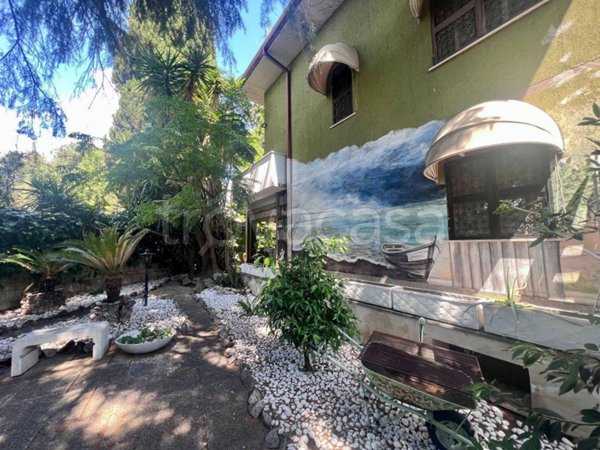 casa indipendente in vendita a Guidonia Montecelio in zona Colleverde