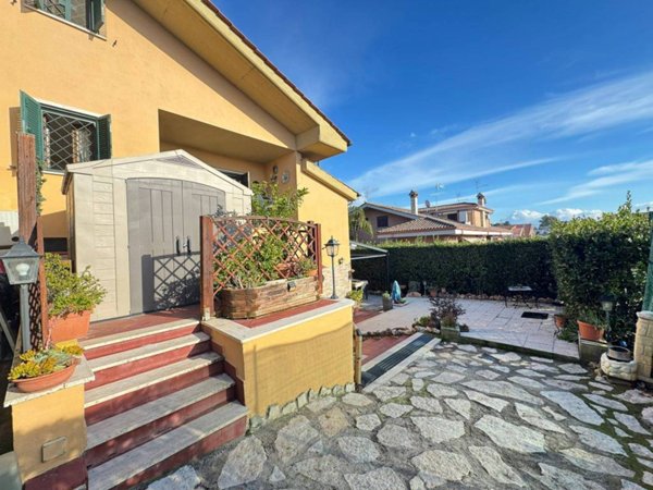 casa indipendente in vendita a Guidonia Montecelio in zona Setteville