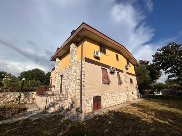 casa indipendente in vendita a Guidonia Montecelio in zona Pichini