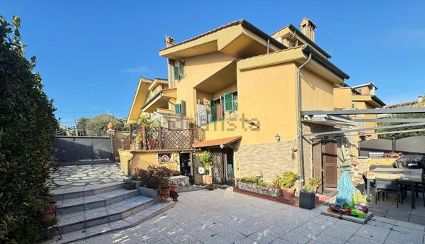 casa indipendente in vendita a Guidonia Montecelio in zona Setteville