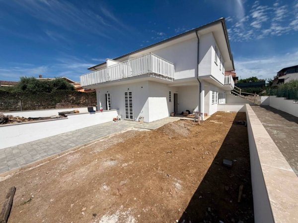 casa indipendente in vendita a Guidonia Montecelio in zona Setteville