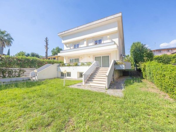 casa indipendente in vendita a Guidonia Montecelio in zona Colleverde