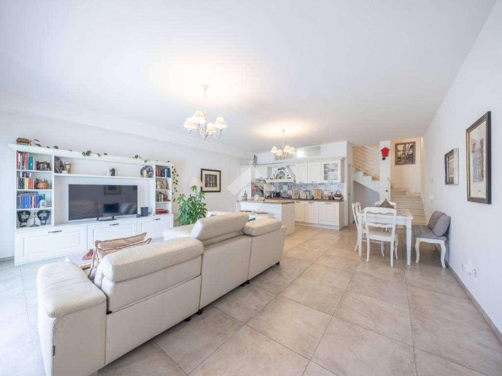 casa indipendente in vendita a Guidonia Montecelio in zona Setteville