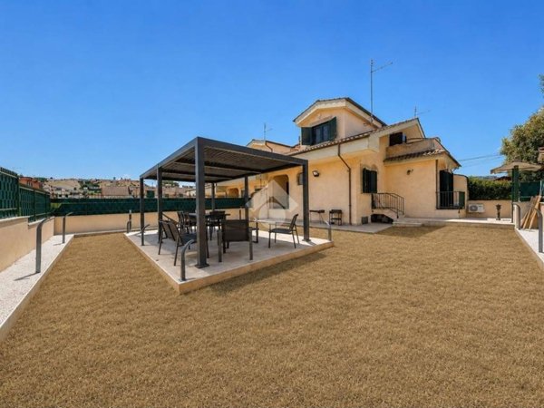casa indipendente in vendita a Guidonia Montecelio in zona Marco Simone