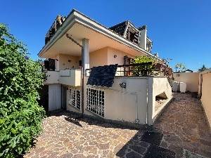 casa indipendente in vendita a Guidonia Montecelio in zona Colleverde