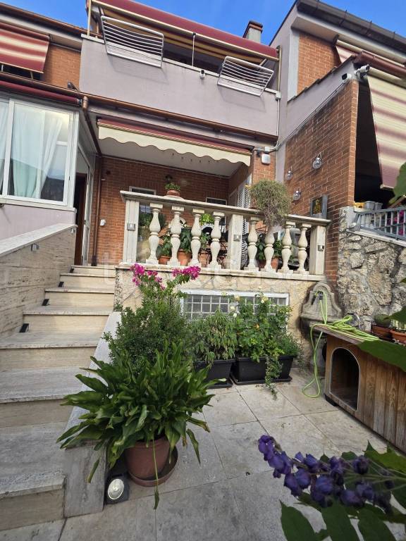 casa indipendente in vendita a Guidonia Montecelio in zona La Botte